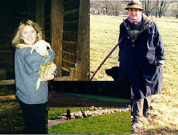 Anita ( ht!) und Evelyn (freu!) + Schafherde (gras!)